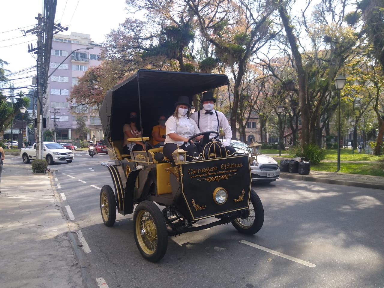 Charrete elétrica para passeios turísticos começa a circular em Petrópolis