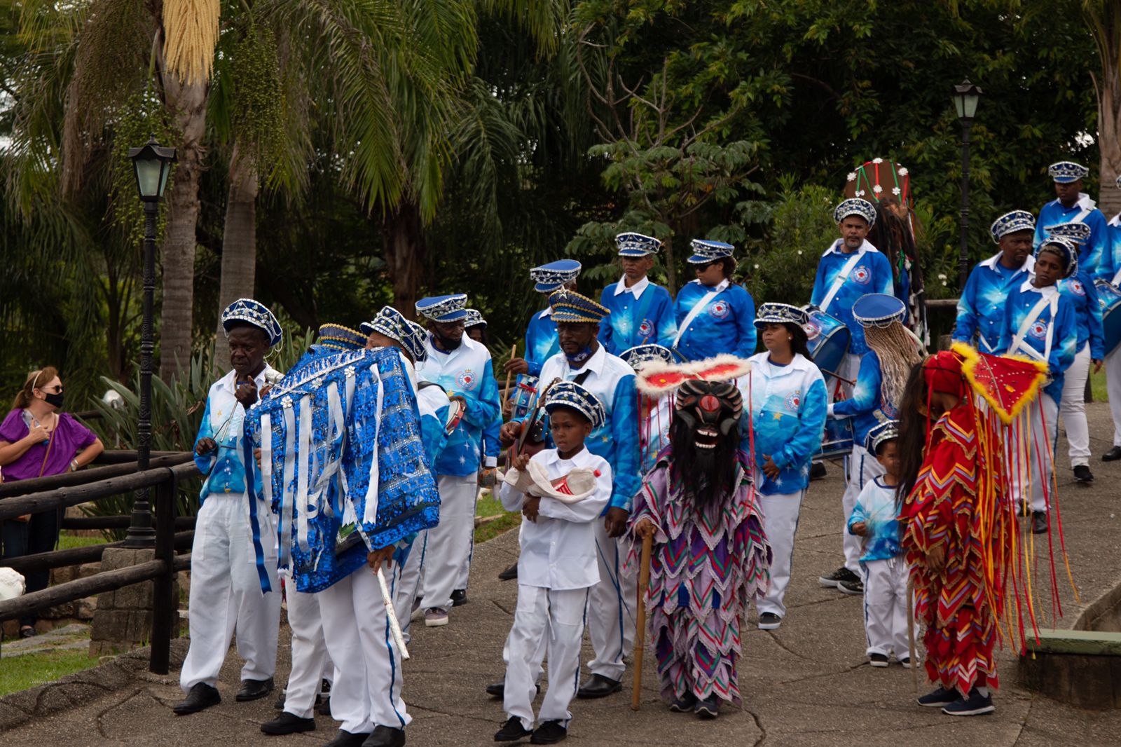 Folia de Reis desfila pelo centro de Petrópolis nesta quinta-feira