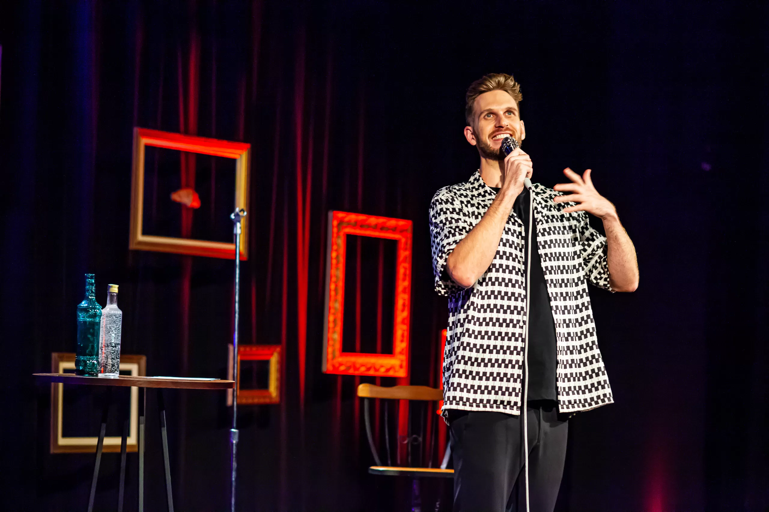 Humorista francês Paul Cabannes leva seu novo stand up ‘Alma de Brasileiro’ ao Resort Le Canton, em Teresópolis